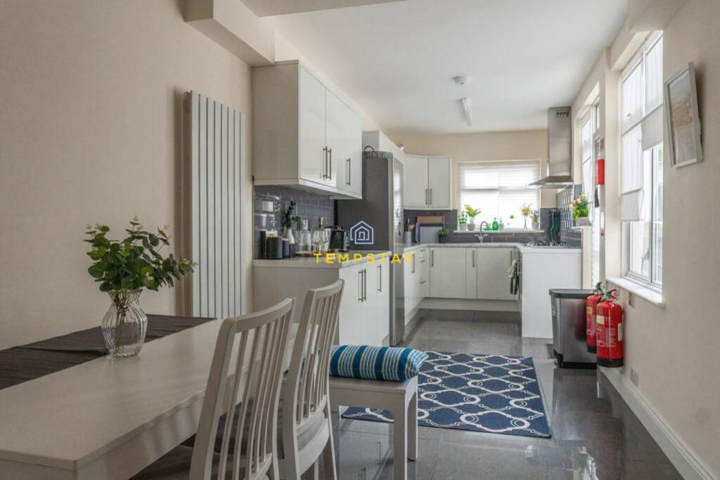 5 Bed/4 Bath At Wembley Stadium & Free Parking Case de vacanță *