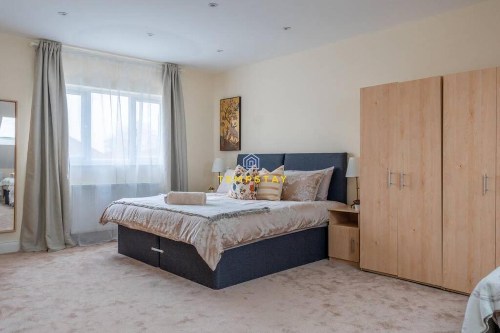 5 Bed/4 Bath At Wembley Stadium & Free Parking Case de vacanță *