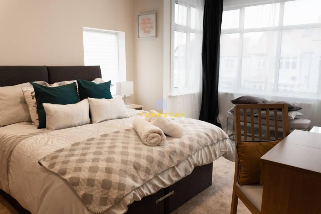 Case de vacanță 5 Bed/4 Bath At Wembley Stadium & Free Parking Londra
