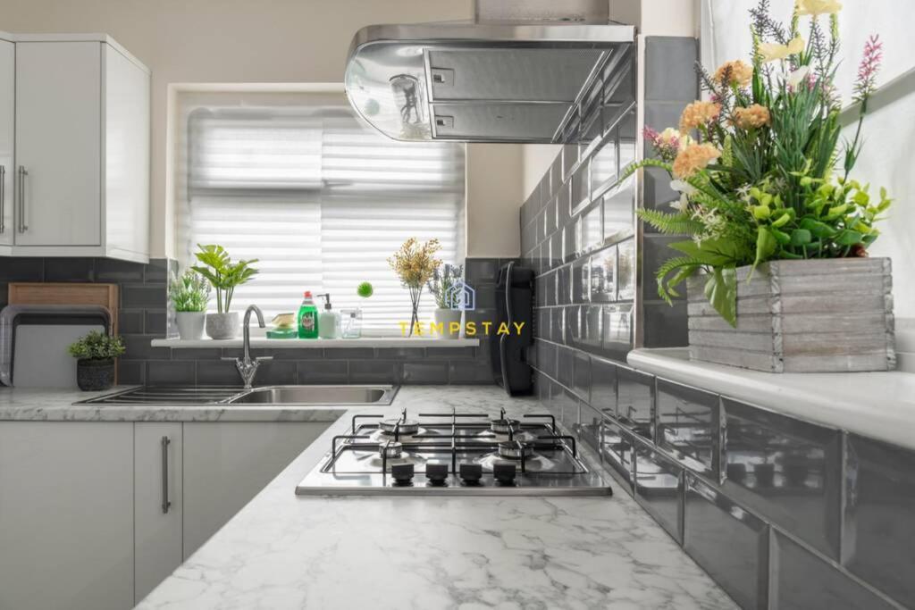Case de vacanță 5 Bed/4 Bath At Wembley Stadium & Free Parking Londra