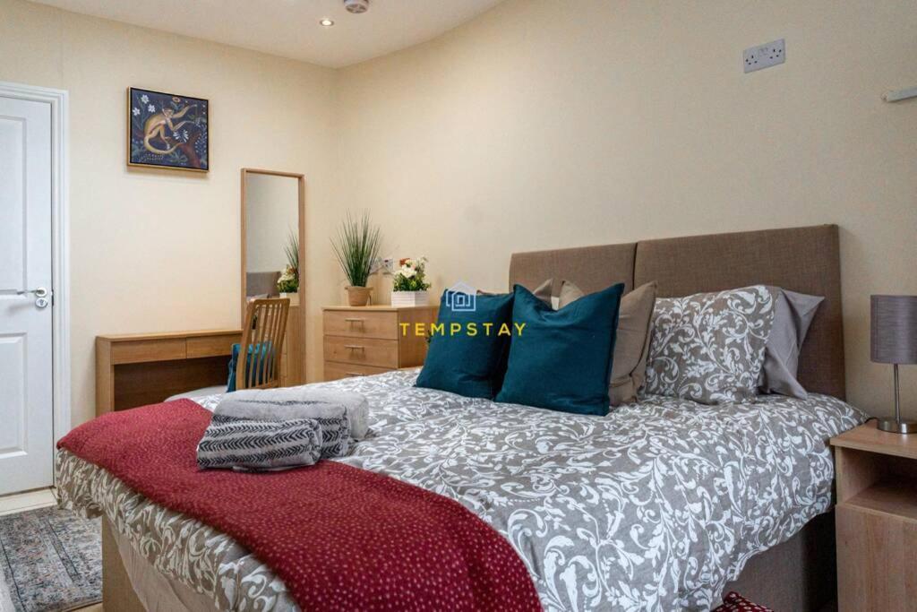 Case de vacanță 5 Bed/4 Bath At Wembley Stadium & Free Parking Londra